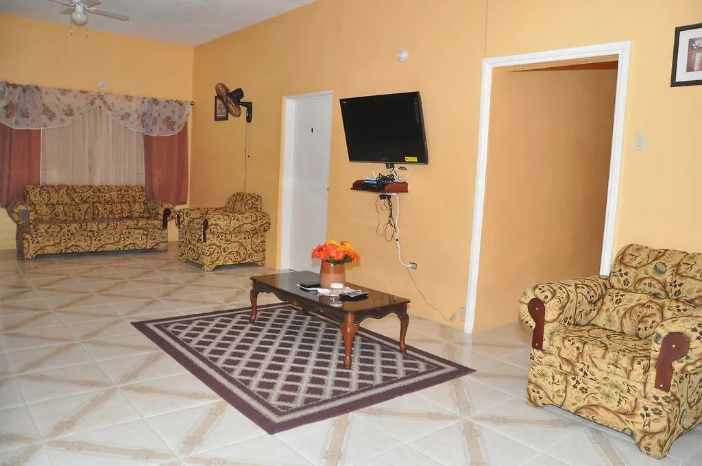 Mom'S Village Resort Runaway Bay Jamajka