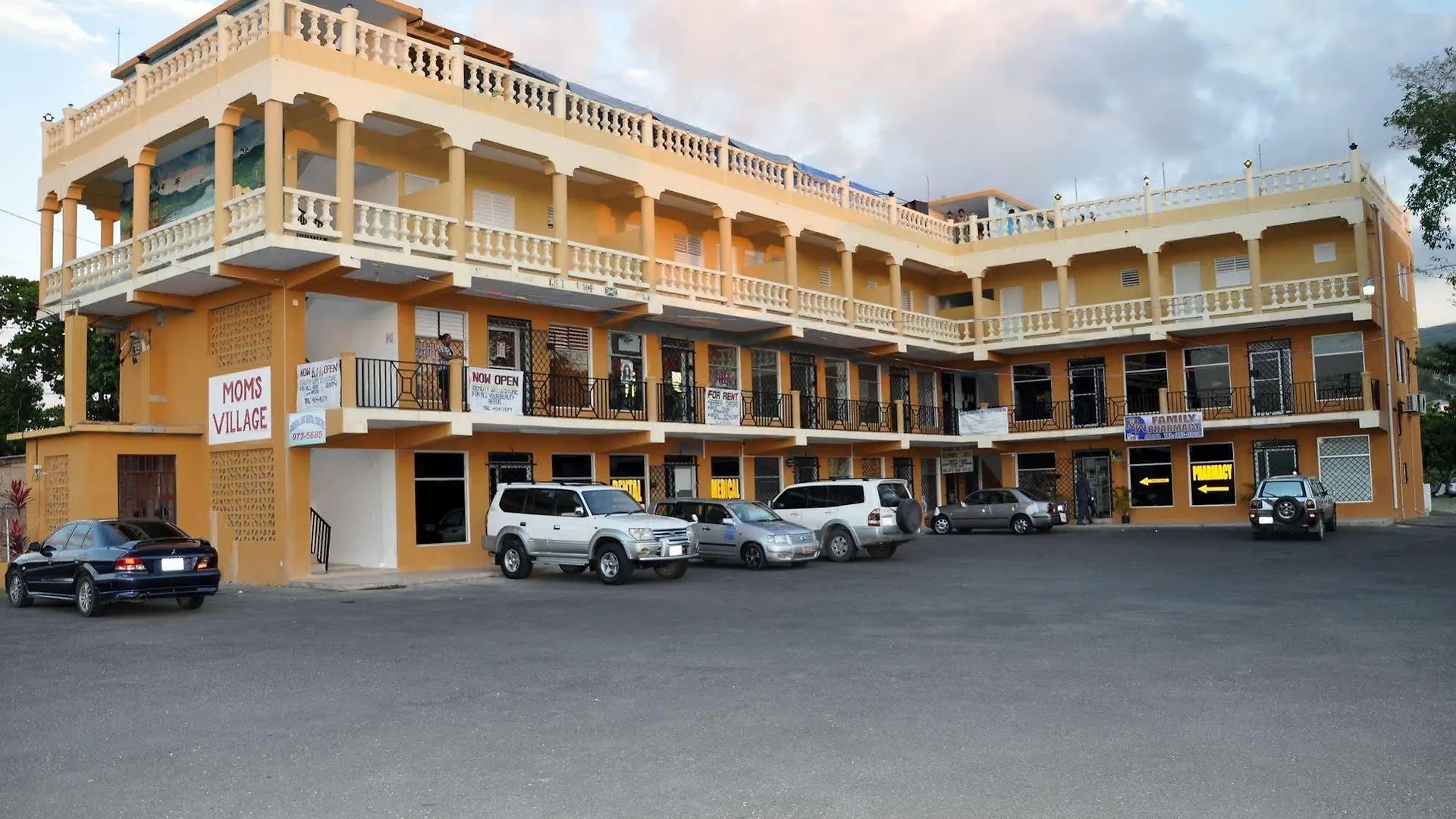 Mom'S Village Resort Runaway Bay