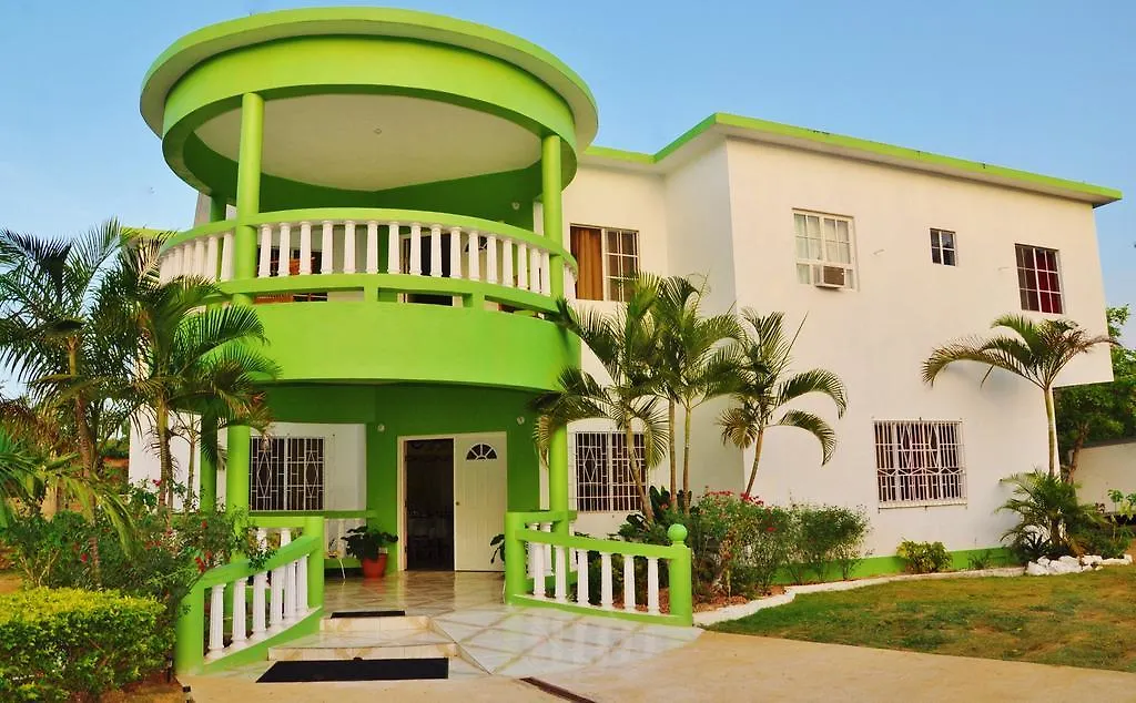 Mom'S Village Resort Runaway Bay Bed & Breakfast