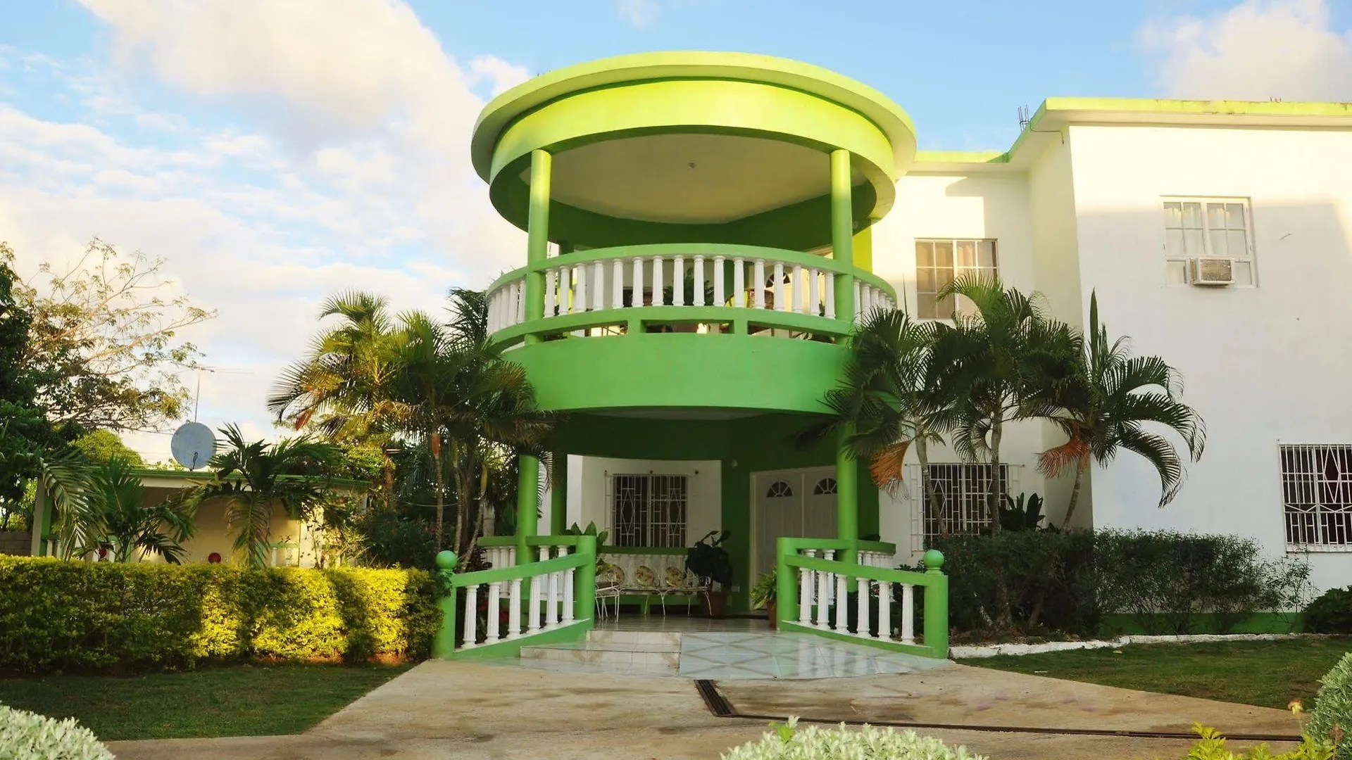 Mom'S Village Resort Runaway Bay Bed & Breakfast
