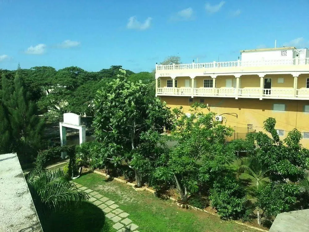 Mom'S Village Resort Runaway Bay Bed & Breakfast