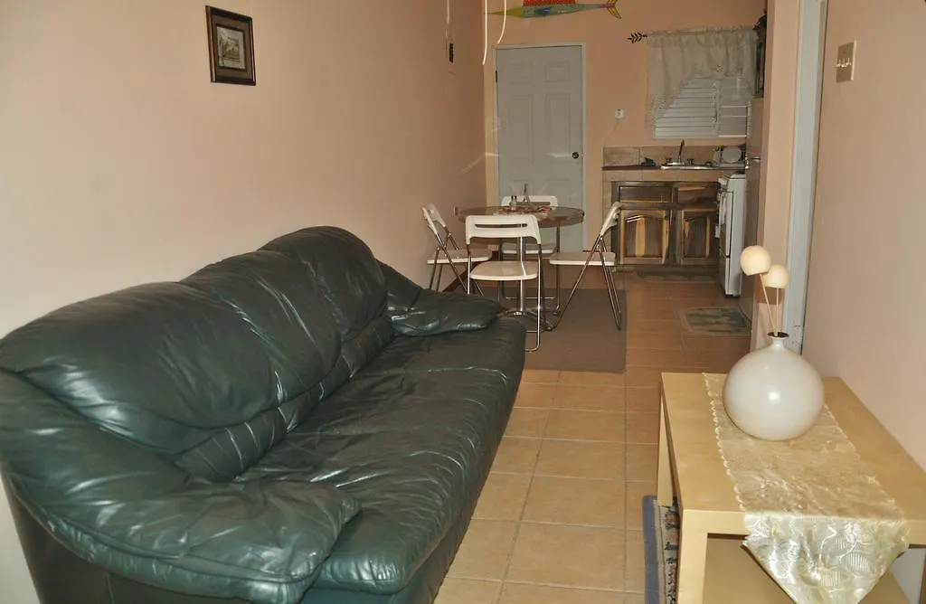 Mom'S Village Resort Runaway Bay Bed & Breakfast